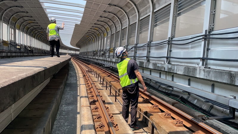 新北捷運公司巡查環狀線軌道狀況 新北市捷運局6日表示，環狀線日前因強震受影響的 所有狀況，包括鋼梁錯位與斷軌等都已納入復原項 目，目前並沒有列車在錯位斷軌路段行駛；後續會在 確保軌道安全下，力拚8日上班前開放第2階段「大坪 林－中和站」復駛。圖為捷運局工程人員巡查軌道狀 況。 （新北捷運公司提供） 中央社記者黃旭昇新北市傳真  113年4月6日 