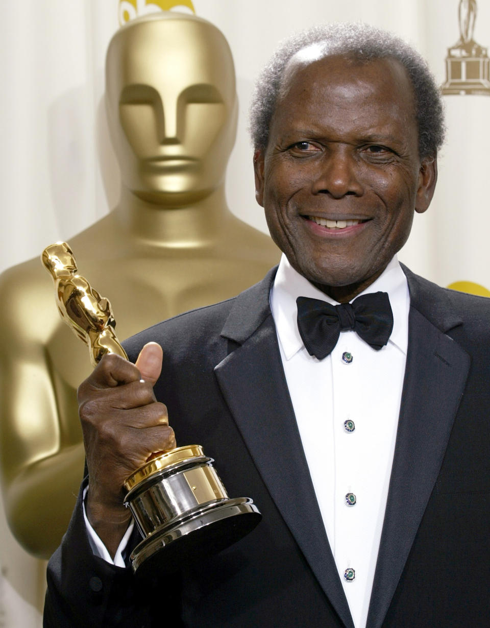 ARCHIVO - Sidney Poitier posa tras recibir un Oscar honorario el 24 de marzo de 2002 en Los Ángeles. La Universidad Estatal de Arizona develó el lunes 25 de enero del 2021 la Nueva Escuela de Cine Estadounidense Sidney Poitier. (AP Foto/Doug Mills, Archivo)