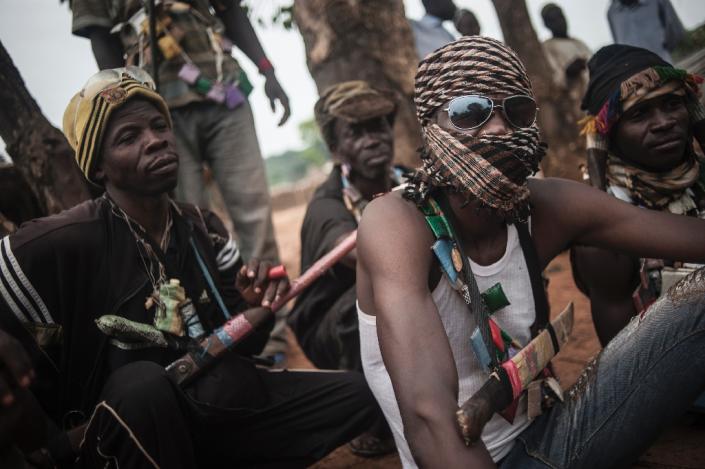 Anti-Balaka militia members rest on the outskirts of Bambari, on July 31, 2014 (AFP Photo/Andoni Lubaki)