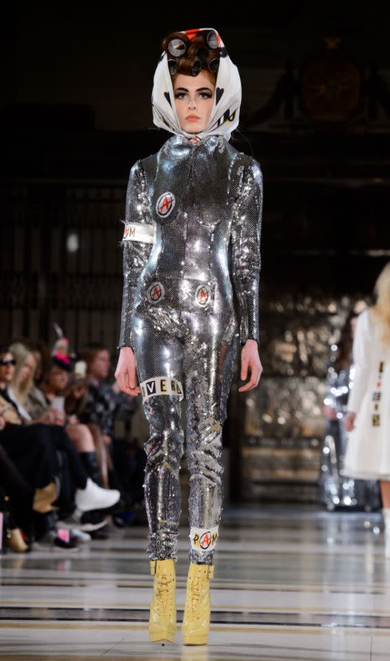 <p>Dieser paillettenbesetzte Jumpsuit glitzert auf jeden Fall, aber Sie könnten darin für eine Rolle Aluminiumfolie gehalten werden. [Bild: Rex] </p>