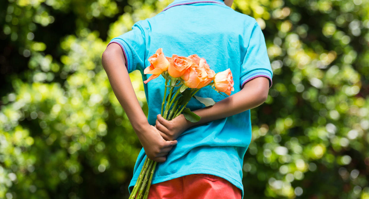 Parents are using different approaches to teach their children to be kind. (Photo: Getty Images)