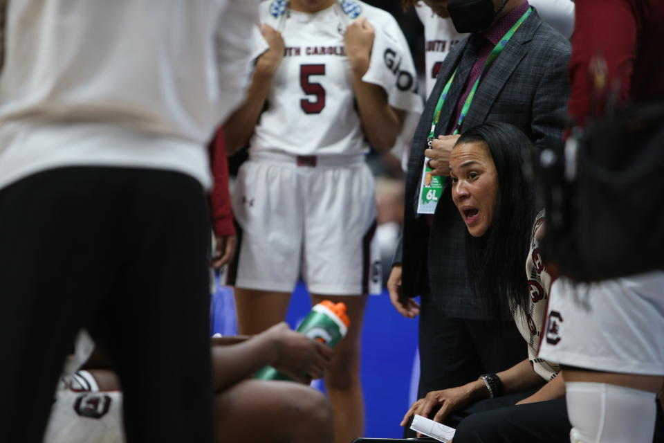 NASHVILLE, TN - MARCH 05: South Carolina Gamecocks head coach Dawn Staley talks to her team in the huddle during a time out in a semi-final game of the SEC Womens Basketball Tournament between the South Carolina Gamecocks and Ole Miss Rebels, March 5, 2022, at Bridgestone Arena in Nashville, Tennessee. (Photo by Matthew Maxey/Icon Sportswire via Getty Images)