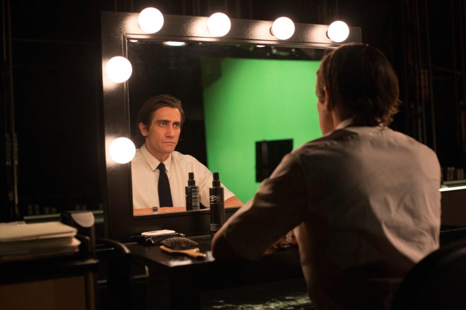 46 Stiche waren notwendig, um den Daumen von Jake Gyllenhaal beim Dreh von "Nightcrawler" zu nähen. Der Schauspieler verletzte sich, als er in seiner Rolle auf einen Spiegel einschlug. Acht Stunden, nachdem er aus der Notaufnahme entlassen worden war, stand er wieder vor der Kamera. (Bild: 2014 Concorde Filmverleih GmbH)
