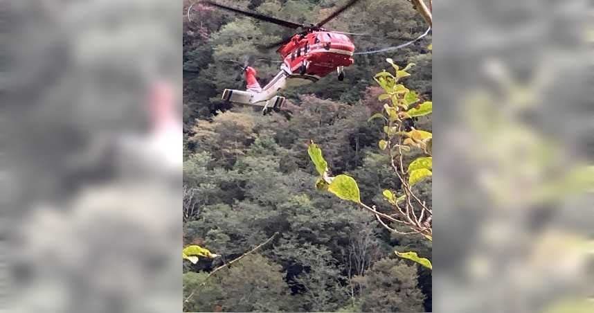 黃男登秀姑巒山卻失聯，消防人員今上午在溪谷發現其遺體，目前吊掛救援中。（圖／翻攝畫面）