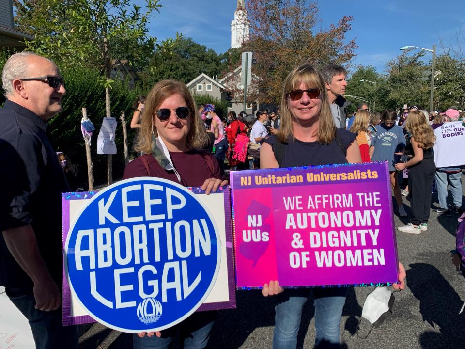 Regina Branca and Anastasia Bamberg representing the Unitarian Society of Ridgewood, Reproductive Justice Team, at the Reproductive Rights Rally held in Montclair in October, 2021.