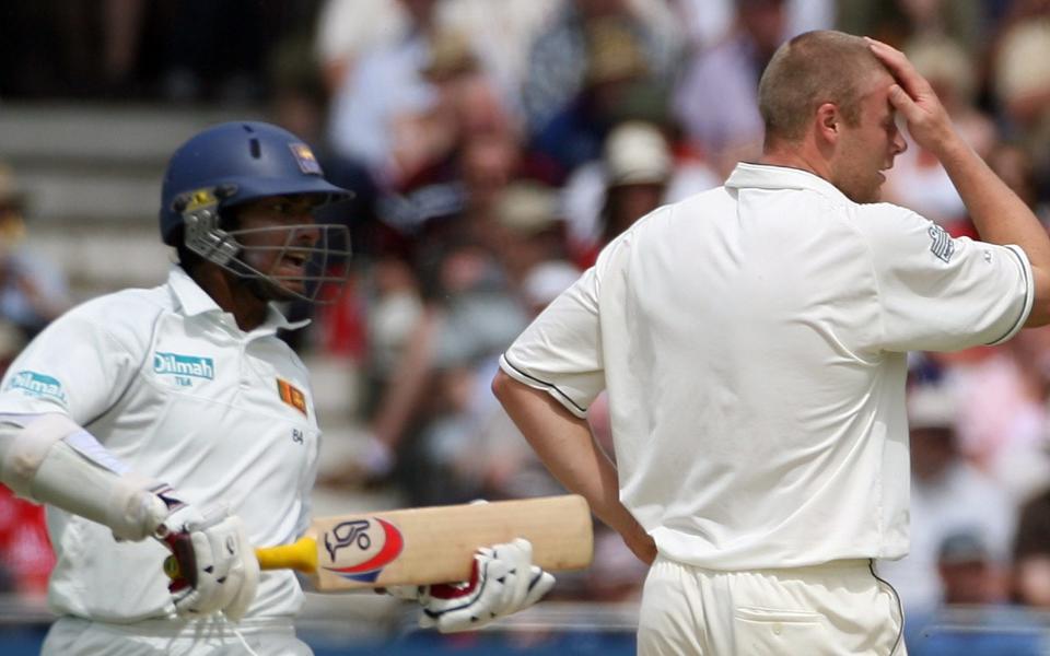 England's Flintoff reacts as Sri Lanka's Sangakkara adds runs during third day of third test cricket match in Nottingham...England's captain Andrew Flintoff (R) reacts as Sri Lanka's Kumar Sangakkara adds runs during the third day of their third test cricket match at Trent Bridge in Nottingham, central England, June 4, 2006 - REUTERS/Darren Staples