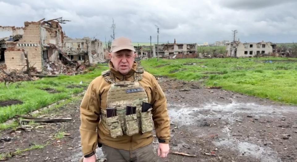 Jewgeni Prigoschin, Gründer der russischen Söldnerarmee Wagner, in einer zerstörten Stadt in der Ost-Ukraine. Prigoschin führt einen internen Konflikt mit Kreml-Chef Wladimir Putin.  - Copyright: picture alliance/dpa/Konkord Company Press Service