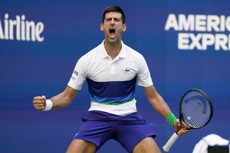 El serbio Novak Djokovic reacciona tras anotar un punto en el encuentro de la tercera ronda del Abierto de Estados Unidos ante Kei Nishikori el sábado 4 de septiembre del 2021. (AP Photo/John Minchillo)