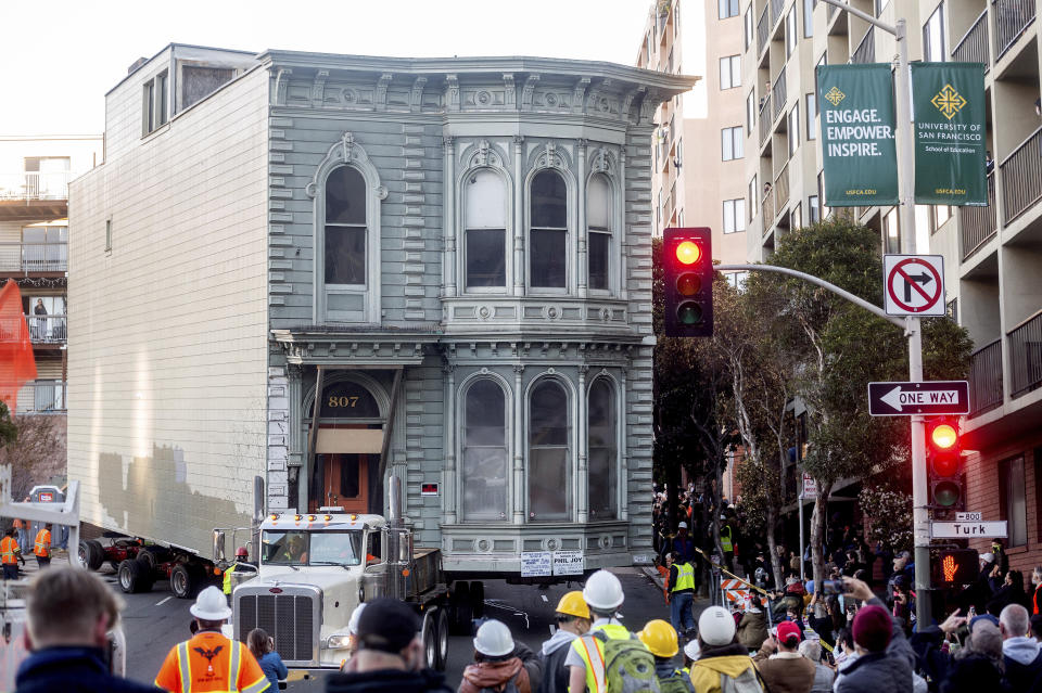 CORRECTS ACuriosos observan el traslado de una antigua casa en San Francisco el 21 de febrero de 2021 (AP /Noah Berger)