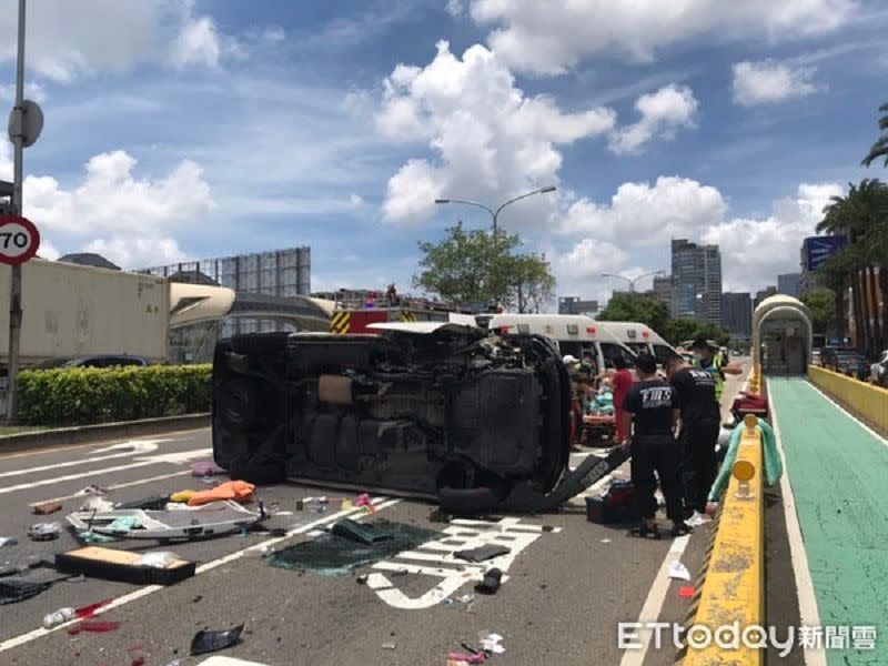 ▲救護車撞安全島翻，四人重傷(圖/記者鄧力軍翻攝)
