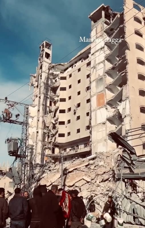 拉法市最大住宅之一，一棟距埃及邊境約 500 公尺的 12 層大樓，9 日清晨在以色列空襲中受損，上百名住戶在 30 分鐘前接獲撤離通知，當前他們無家可歸。   圖：取自「X」@Mo_mh7