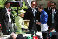 <p>A la reina le encantaban los caballos y, en particular, los de carreras, por lo que durante su vida tuvo más de 100. Se estima que ganó más de 8 millones de dólares (6,3 millones de libras esterlinas) en carreras con una muy buena tasa de éxito del 16 % (Jonathan Brady/PA Wire).</p> 