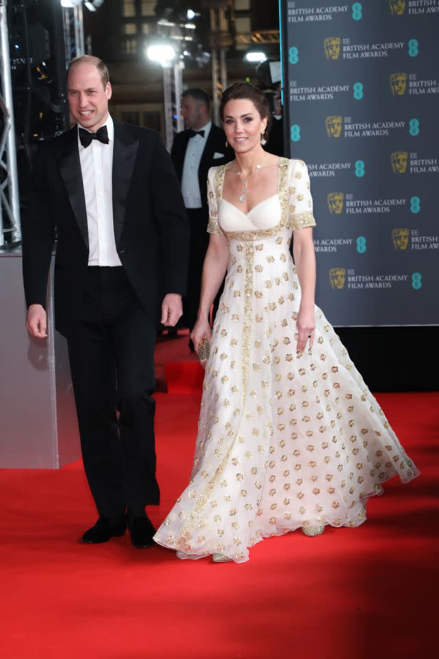 Kate Middleton traf zusammen mit Prinz William bei den BAFTA Awards ein. Sie trug ein umwerfendes Alexander McQueen Kleid, das sie erstmals 2012 getragen hatte. Foto: Getty Images