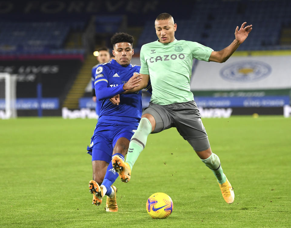 El atacante brasileño de Everton Richarlison, derecha, se disputa el balón con el jugador de Leicester Wesley Fofana en un partido de la Liga Premier inglesa el miércoles, 16 de diciembre del 2020. (Michael Regan/Pool vía AP)