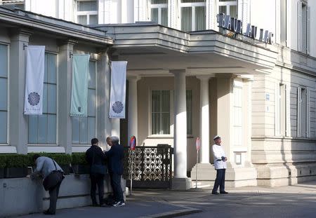 Members of the media stand outside the Baur au Lac hotel in Zurich, Switzerland, May 27, 2015. REUTERS/Arnd Wiegmann