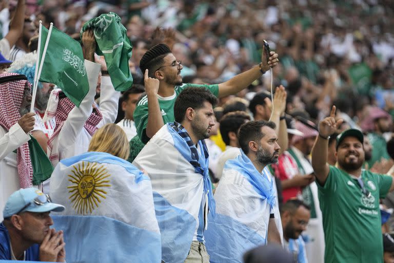 En el segundo tiempo los sauditas dominaron las tribunas, más que nada tras los cinco minutos en que convirtieron dos goles y pasaron a derrotar a la Argentina