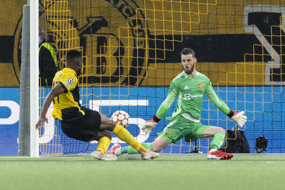 Young Boys' Jordan Siebatcheu, left, scores his side's second goal of the game past Manchester United's goalkeeper David De Gea during of the Champions League group F soccer match between BSC Young Boys and Manchester United, at the Wankdorf stadium in Bern, Switzerland, Tuesday, Sept. 14, 2021. (Alessandro della Valle/Keystone via AP)