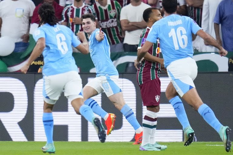 Julián Álvarez festeja su gol, el primero de Manchester City, en la final del Mundial de Clubes ante Fluminense