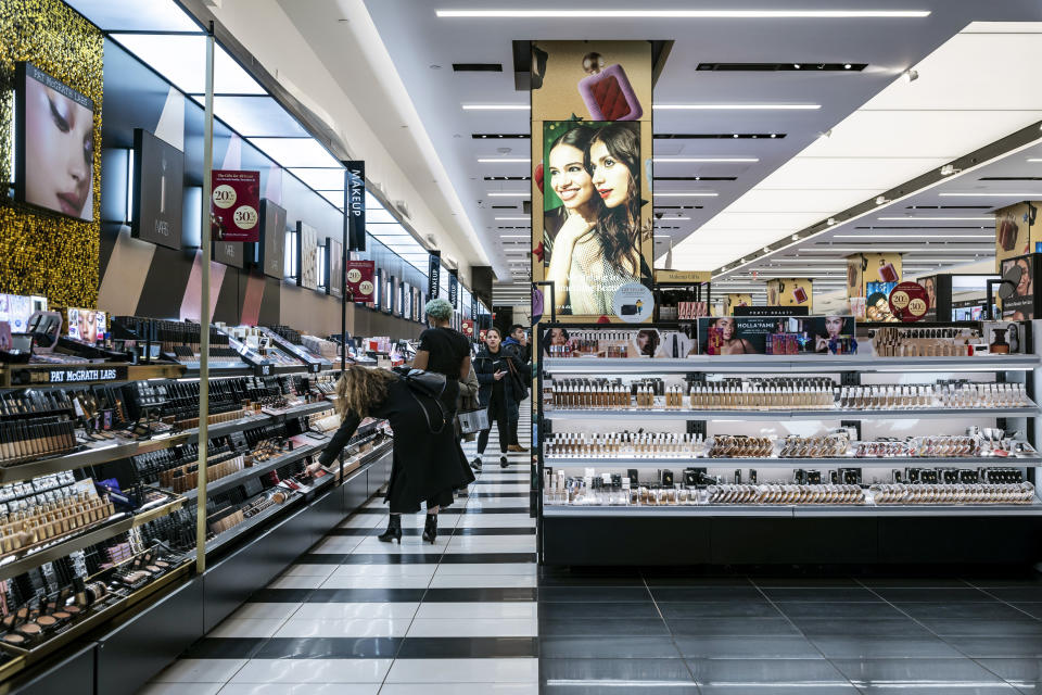 Compradores en una tienda Sephora en el centro de Manhattan, el 5 de diciembre de 2023. (Karsten Moran/The New York Times).