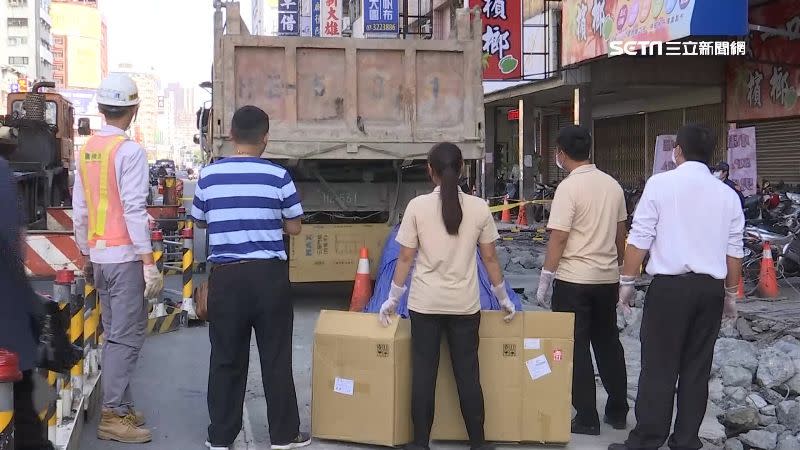 家屬要求以吊掛方式移開砂石車，避免再次傷及老翁遺體。