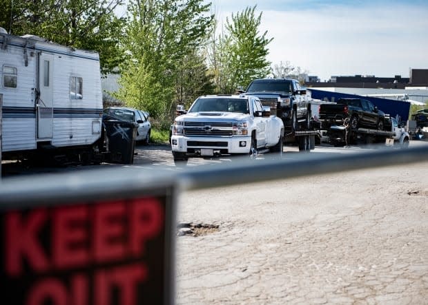 An image from a tow truck bust in May 2020. Ontario is introducing new tow truck regulations, including restricted tow zones, after years of violence and fraud in the industry. (York Regional Police - image credit)