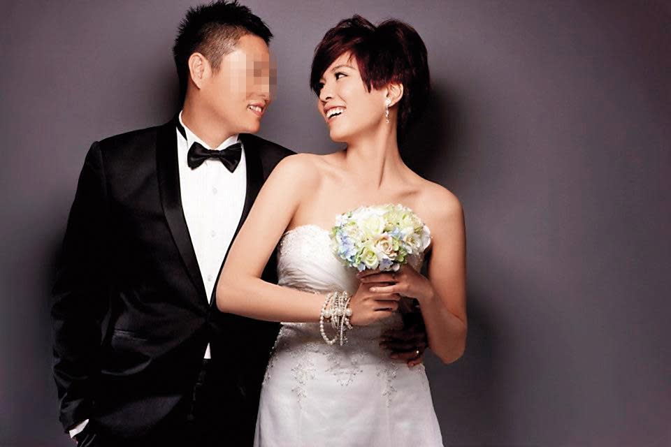 鍾沛君與吳姓前夫去年7月離婚，圖為2013年2人拍攝的婚紗照。（翻攝自吳姓前夫臉書）