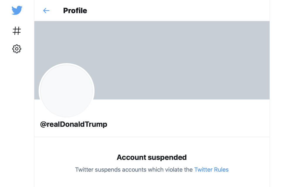 Esta imagen tomada el viernes 9 de enero de 2021 muestra un aviso de suspensión en la cuenta de Twitter del presidente Donald Trump. (AP Foto)