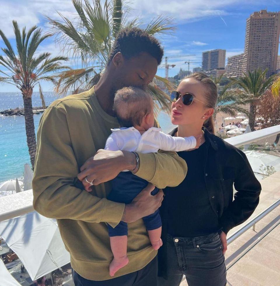 Una imagen familiar, con su pareja, el tenista francés Gael Monfils, y su hija, Skai