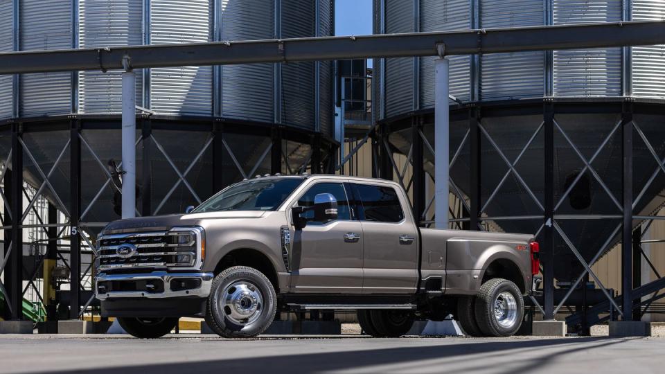 <p>2023 Ford Super Duty F-350 Lariat</p>