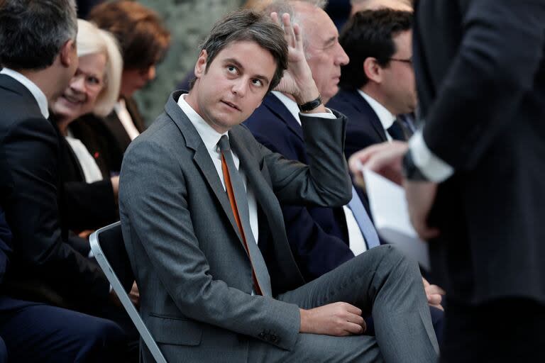 El primer ministro Gabriel Attal, presente durante la conferencia de prensa de Macron