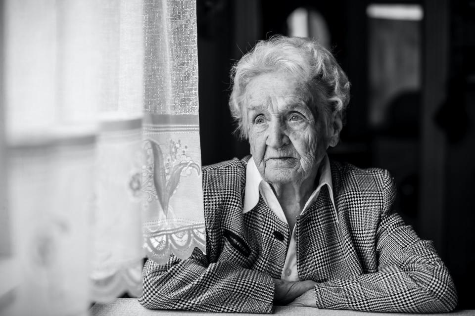   <span class="attribution"><a class="link " href="https://www.shutterstock.com/es/image-photo/old-lady-sadly-sitting-near-window-769083229" rel="nofollow noopener" target="_blank" data-ylk="slk:Shutterstock / De Visu;elm:context_link;itc:0;sec:content-canvas">Shutterstock / De Visu</a></span>