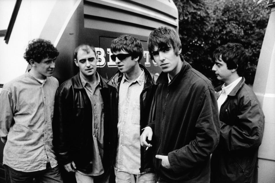 NETHERLANDS - JANUARY 01:  NETHERLANDS  Photo of Liam GALLAGHER and Noel GALLAGHER and OASIS, L-R:Tony McCarroll, Paul 'Bonehead' Arthurs, Noel Gallagher, Liam Gallagher, Paul 'Guigsy' McGuigan - posed, group shot  (Photo by Michel Linssen/Redferns)