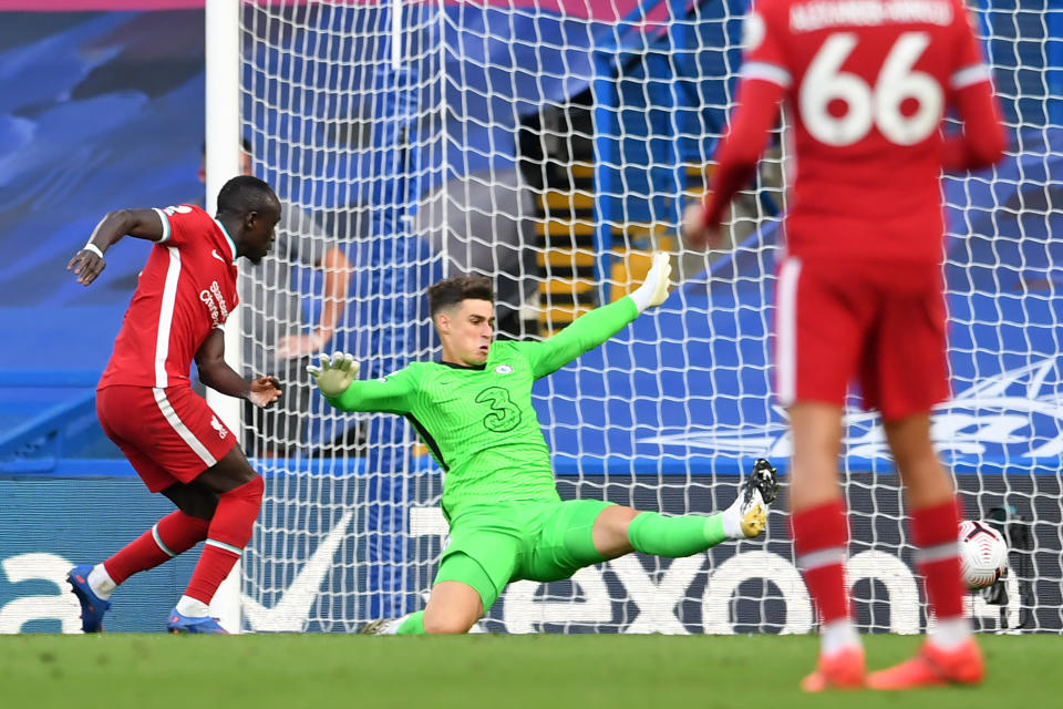 Kepa, intentando detener el tiro de Sadio Mané tras cometer un error clamoroso que le acabó costando un gol a su equipo. (Foto: Neil Hall / POOL / AFP / Getty Images).