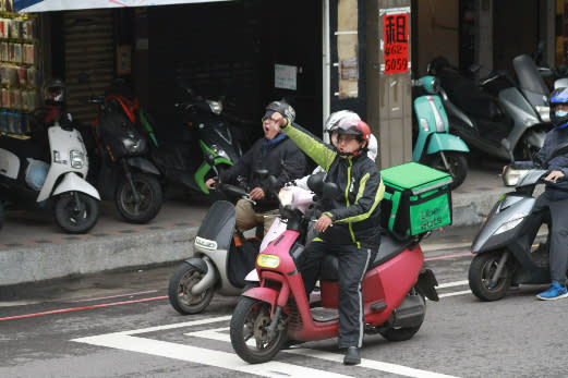 民眾黨總統候選人柯文哲1/3下午於南桃園車隊掃街，有民眾比倒讚。吳家豪攝