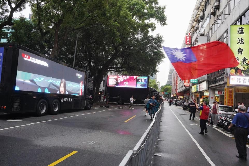 藍營在青島東路另一側的活動，截至下午6點仍未見民眾參與。   圖:張良一攝