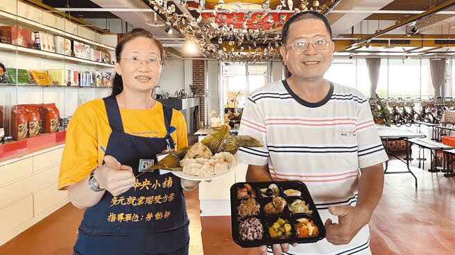 台南市馬沙溝觀光休閒協會推出鹽工便當、火燒蝦肉粽及水餃，征服饕客味蕾。（張毓翎攝）
