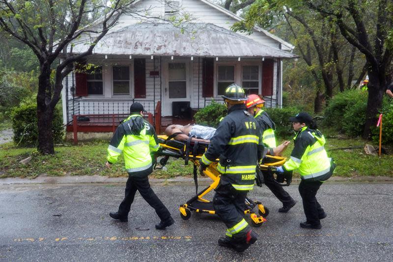 <p>Trabajadores de equipos de rescate trasladan a un hombre herido, tras la caída de un árbol sobre su vivienda, después del paso del huracán Florence, en Wilmington (Carolina del Norte, EE.UU.) EFE </p>