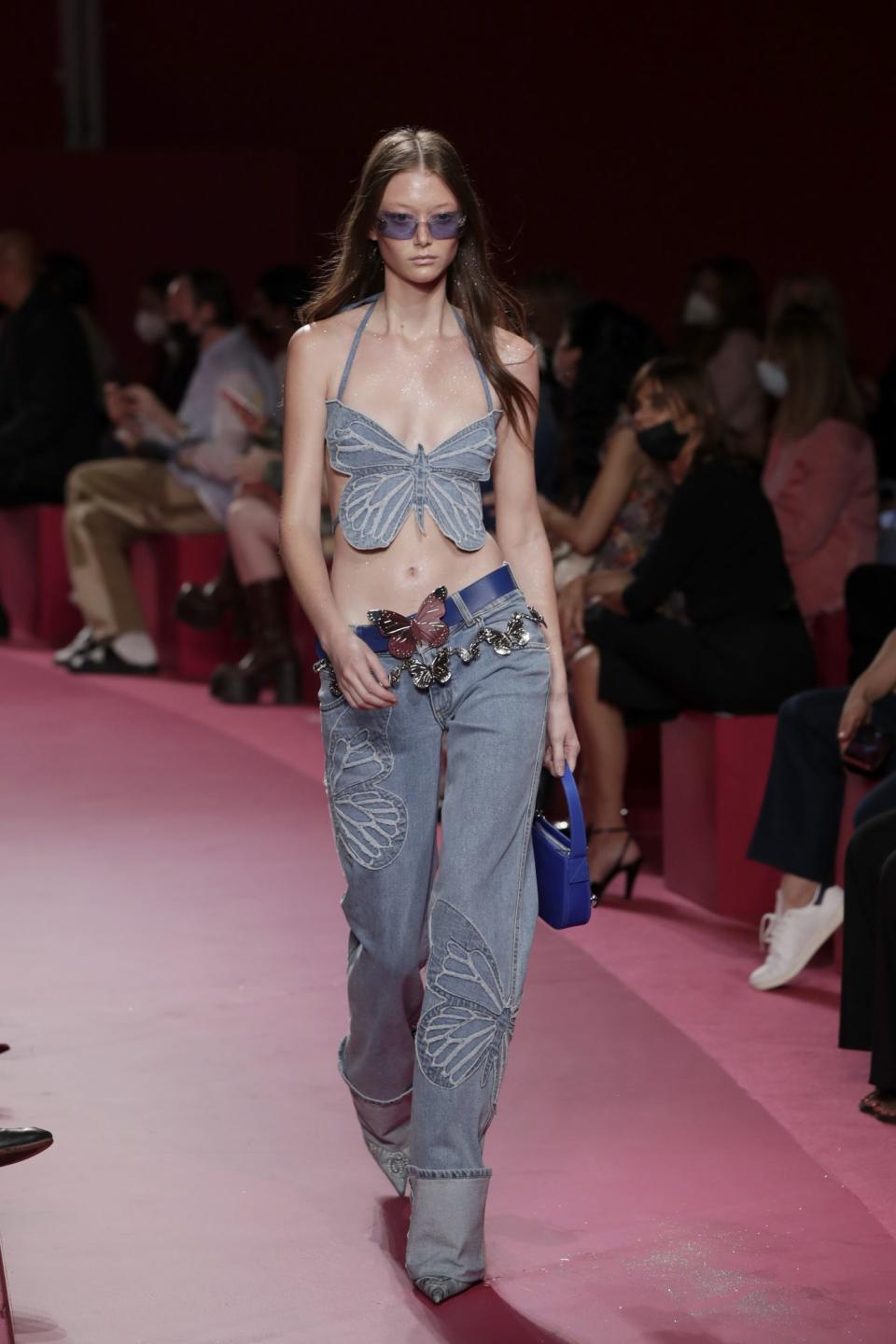 <p>En muchos desfiles se hicieron claras referencias a los años 2000, pero nada como este look de <strong>Blumarine</strong>, con <a href="https://peopleenespanol.com/ponte-bella/tendencia-mezclilla-otono-guia-compra-jeans/" rel="nofollow noopener" target="_blank" data-ylk="slk:pantalones de mezclilla;elm:context_link;itc:0;sec:content-canvas" class="link ">pantalones de mezclilla</a> de tiro bajo y ese top de mariposa al más puro estilo Christina Aguilera. </p>