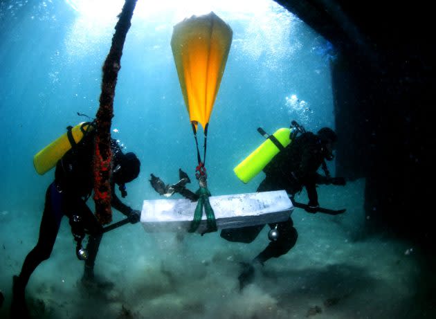 Underwater lifting bag
