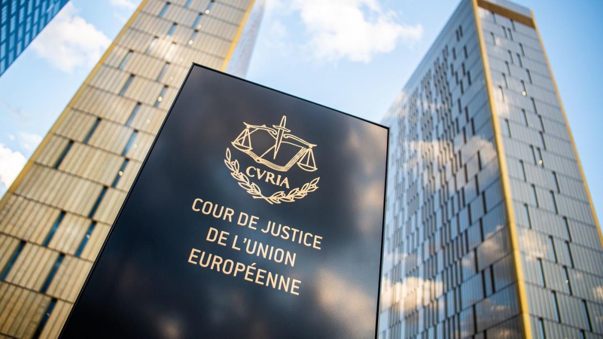 «Cour de Justice de l'union Européene» steht vor den Bürotürmen des Europäischen Gerichtshofs in Luxemburg.