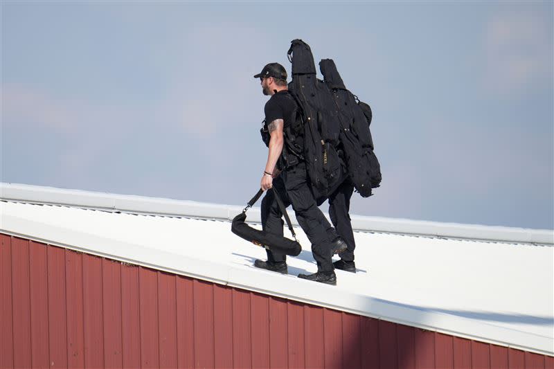 執法人員透露，一名警官接獲民眾通報，有可疑男子爬上屋頂，由於警官並未配槍，上前察看時反被槍手用槍瞄準逼退。（圖／美聯社／達志影像）