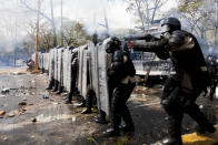 Agentes antimotines disparan bombas de gases lacrimógenas contra manifestantes antigubernamentales en una protesta en Caracas, Venezuela, el miércoles 12 de marzo de 2014. (AP Photo/Alejandro Cegarra)