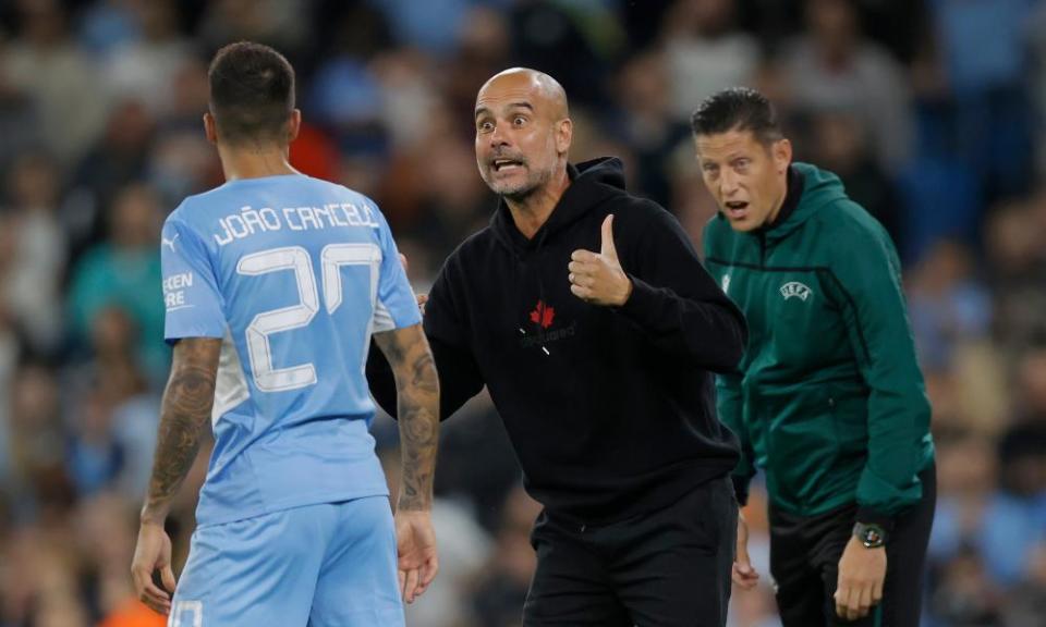 Pep Guardiola gives orders to João Cancelo during the Champions League game against RB Leipzig