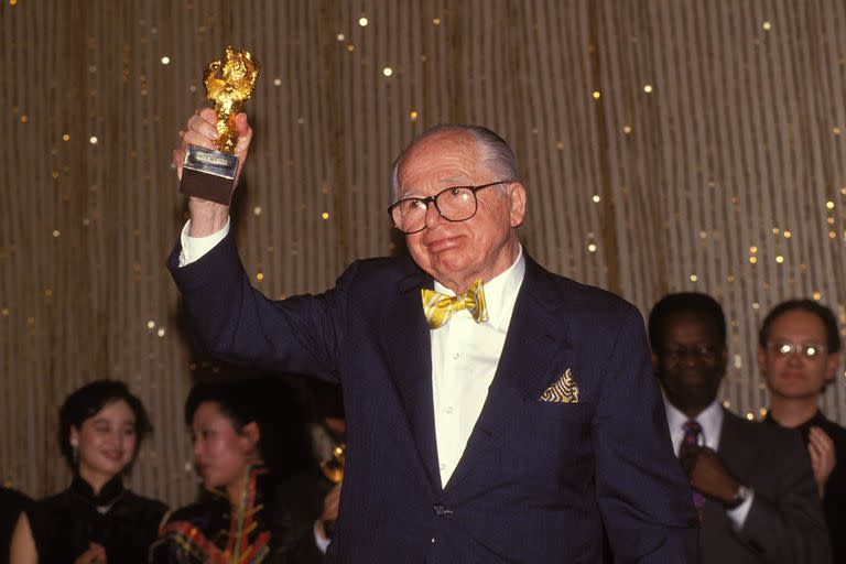 GERMANY - FEBRUARY 22:  Berlin film festival in Berlin, Germany on February 22, 1993-Billy Wilder with Golden Bear award.  (Photo by Patrick PIEL/Gamma-Rapho via Getty Images)