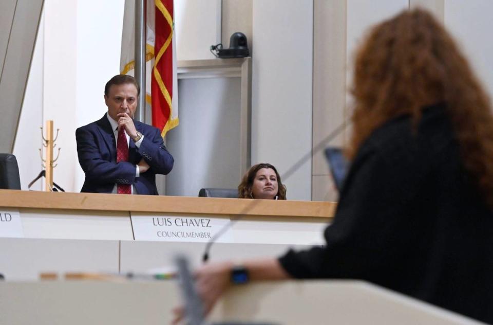 El concejal Garry Bredefeld se detiene a escuchar mientras una activista a favor de las personas sin hogar le desafía durante una reunión de emergencia del Concejo Municipal de Fresno, el lunes 29 de julio de 2024, en Fresno.