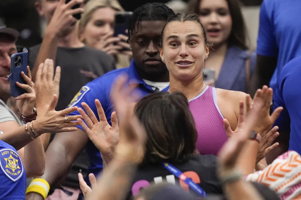 Aryna Sabalenk al celebrar con su equipo (AP Photo/Julia Nikhinson)