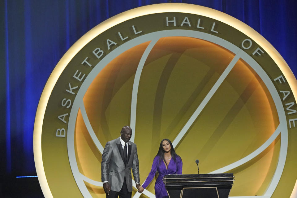 Michael Jordan toma de la mano a Vanessa Bryant, viuda de Kobe Bryant, quien dio el mensaje en nombre de su esposo durante la ceremonia del Salón de la Fama del baloncesto 2200 el sábado 15 de mayo del 2021. (AP Photo/Kathy Willens)