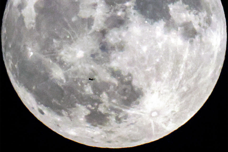 Ein Flugzeug fliegt am 1. August 2023 am Supermond vorbei (AFP)