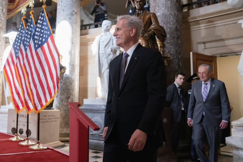 FOTO DE ARCHIVO. El presidente de la Cámara de Representantes, Kevin McCarthy, llega para una ceremonia de inauguración del retrato del expresidente de la Cámara de Representantes Paul Ryan en Capitol Hill en Washington, EEUU