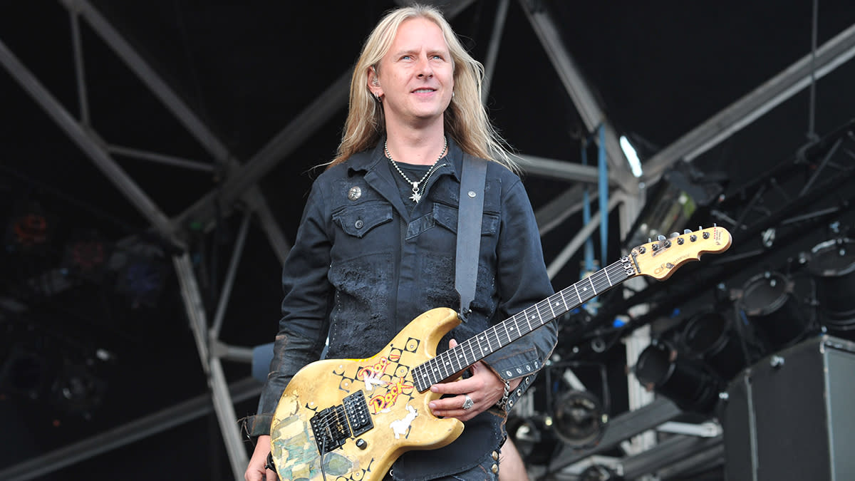  Jerry Cantrell playing his G&L Blue Dress Rampage. 